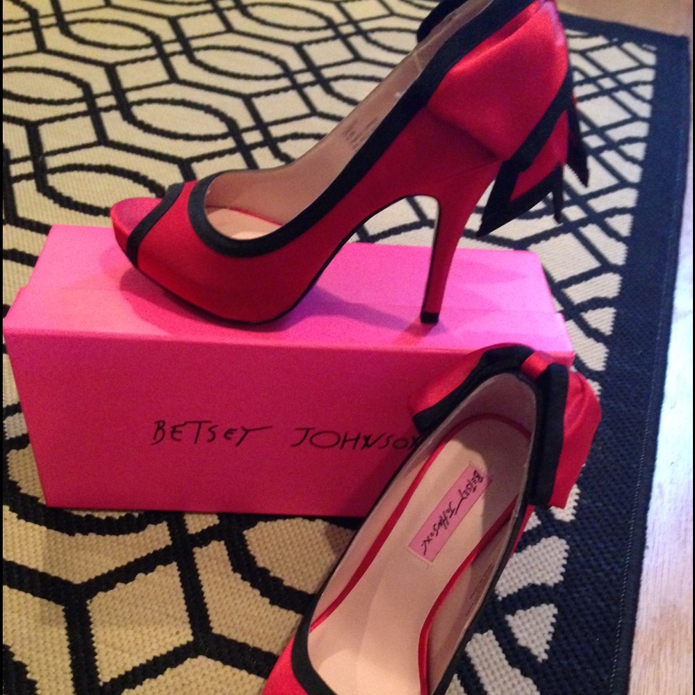 💥Sale💥 Red & black Betsy Johnson